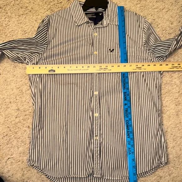 Lot of 2 AMERICANš¦
EAGLE Button Down SHIRTS Mens Largeš¦
1 Plaid & 1 Gray Striped - Picture 9 of 11